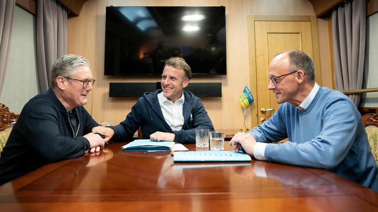 גם בגרמניה יש כאבי בטן, אבל אין איום בסקנציות. הקנצלר מרץ, מקרון וקיר סטרמר (צילום: Stefan Rousseau/Pool via REUTERS) נשיא צרפת עמנואל מקרון קנצלר גרמניה פרידריך מרץ ראש ממשלת בריטניה קיר סטרמר ב רכבת ל קייב פייק ניוז סמים