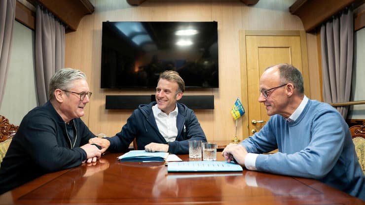 הקנצלר, הנשיא וראש הממשלה. מנהיגי שלוש המעצמות בפגישה משותפת (צילום: Stefan Rousseau/Pool via REUTERS) נשיא צרפת עמנואל מקרון קנצלר גרמניה פרידריך מרץ ראש ממשלת בריטניה קיר סטרמר ב רכבת ל קייב פייק ניוז סמים