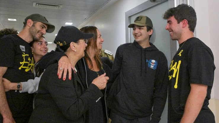 עידן אלכסנדר נפגש עם בני משפחתו לראשונה בבית החולים איכילוב