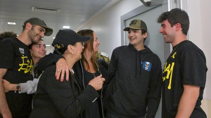עידן אלכסנדר נפגש עם בני משפחתו לראשונה בבית החולים איכילוב