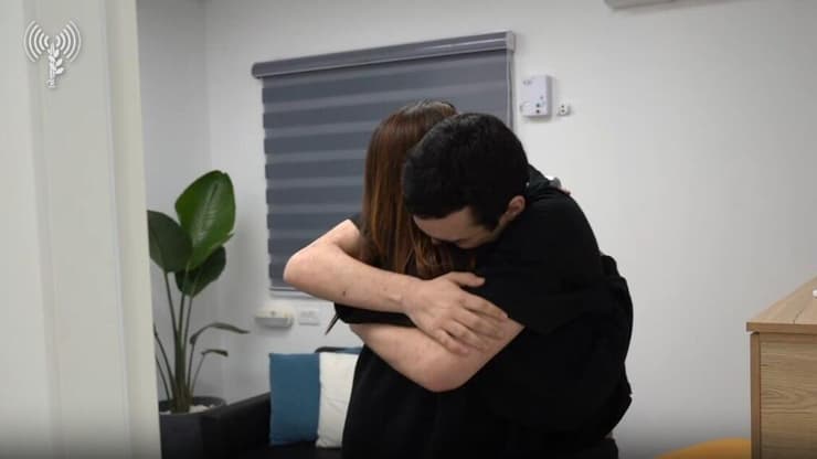  סמ״ר עידן אלכסנדר במפגש המרגש עם משפחתו בנקודת הקליטה הראשונית