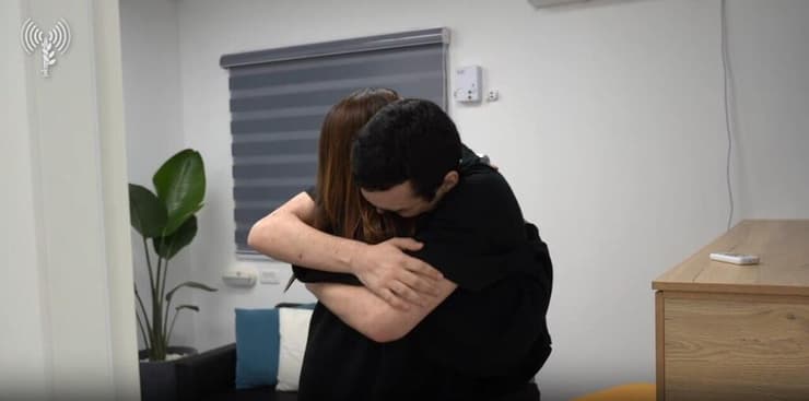  סמ״ר עידן אלכסנדר במפגש המרגש עם משפחתו בנקודת הקליטה הראשונית