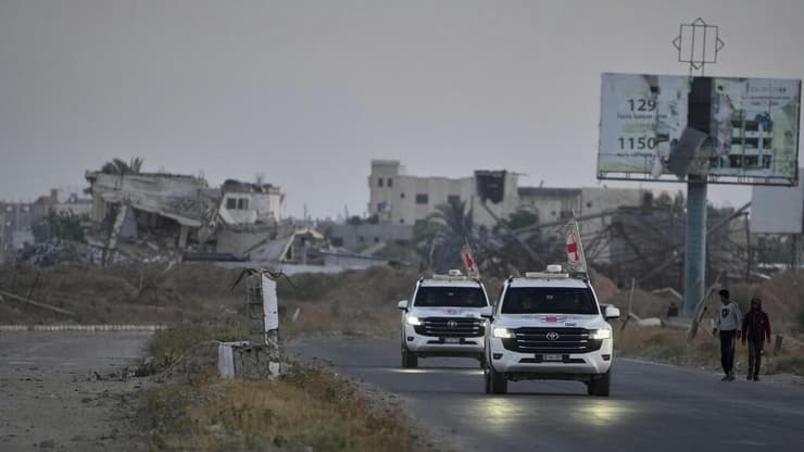 הצלב האדום שבידיו עידן אלכסנדר מתקרב למחסום כיסופים