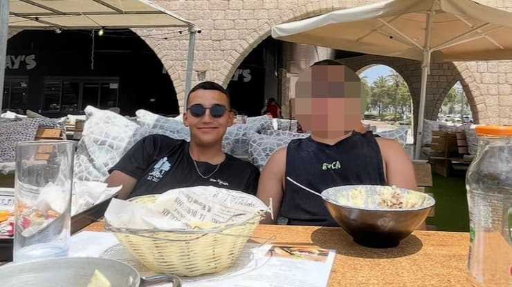 עידן אלכסנדר לצד ג'. "הדבר הראשון שאני רוצה זה לחבק אותו" (צילום: אלבום פרטי) עידן אלכסנדר וחבריו