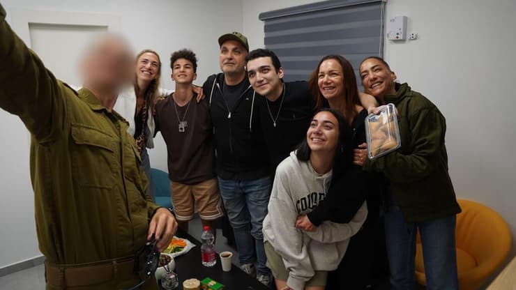  סמ״ר עידן אלכסנדר במפגש המרגש עם משפחתו בנקודת הקליטה הראשונית