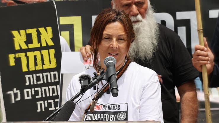 איילת סמרנו בהצהרה בכיכר החטופים לקראת  שחרור של עידן אלכסנדר