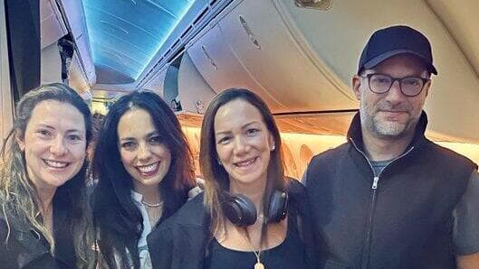 שליחו של טראמפ, אדם בוהלר, ויעל, אימו של עידן אלכסנדר, בדרכם לישראל