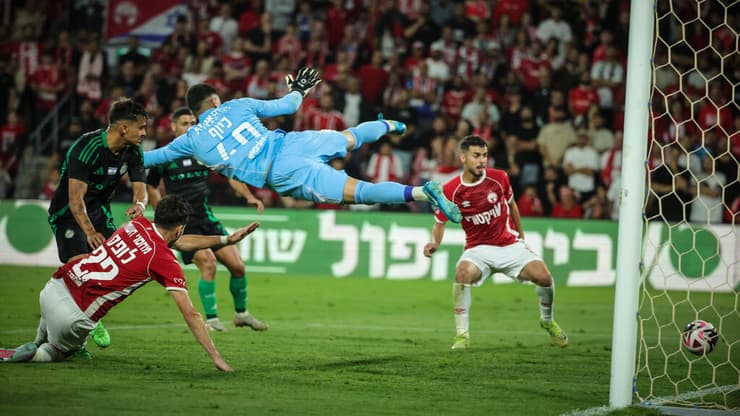 היה אשם בשער הראשון. כיוף תופס אוויר (צילום: עוז מועלם) הפועל באר שבע מכבי חיפה שריף כיוף