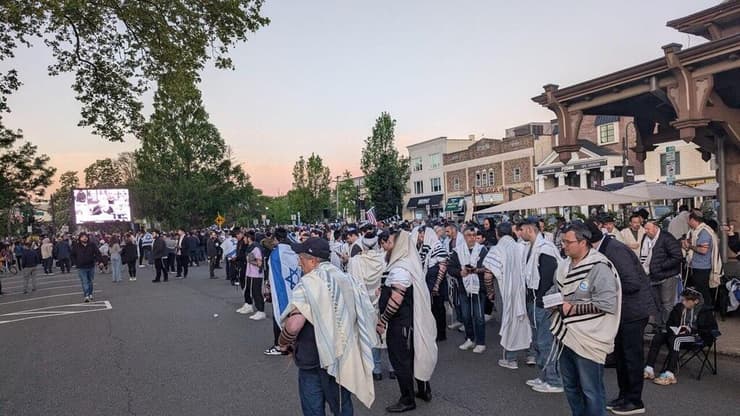 תפילה לפני השחרור (צילום: איתן ויסמן) צפייה בשחרורו של עידן אלכסנדר בניו ג'רזי, ארה"ב