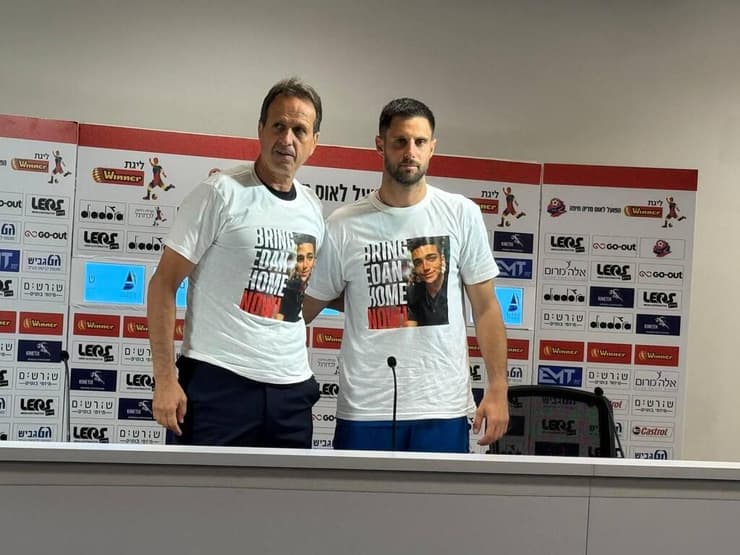 מאמן הפועל חיפה רוני לוי והשוער ניב אנטמן עם חולצה של החטוף עידן אלכסנדר