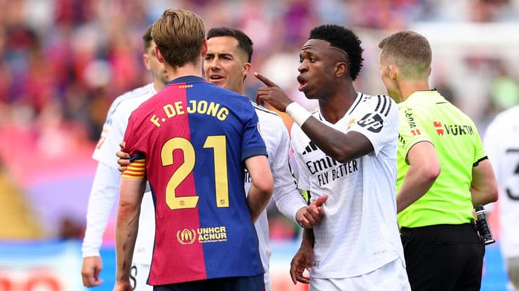 ריאל נגד ברצלונה, אם מישהו היה מופתע (REUTERS/Albert Gea) שחקן ריאל מדריד ויניסיוס מתעמת עם שחקן ברצלונה פרנקי דה יונג