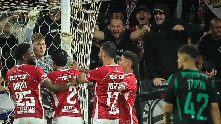 ליגה של ענקים וגמדים. שחקני באר-שבע חוגגים עם אליאסי (צילום: עוז מועלם) הפועל באר-שבע ניב אליאסי מכבי חיפה