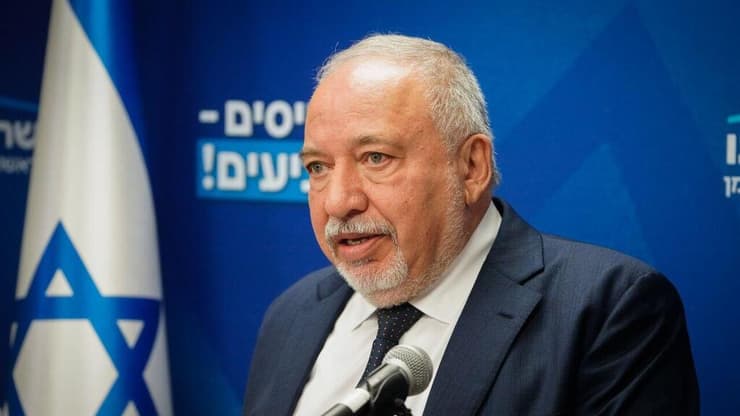 אביגדור ליברמן בישיבת סיעה