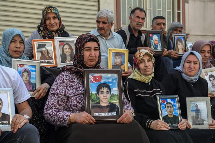 טורקיה בני משפחה של לוחמי PKK ב דיארבקיר אחרי ההודעה על פירוק המחתרת הכורדית