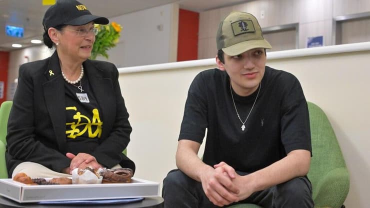 עידן אלכסנדר נפגש עם בני משפחתו לראשונה בבית החולים איכילוב