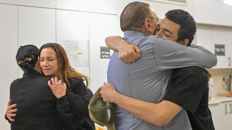 עידן אלכסנדר נפגש עם בני משפחתו לראשונה בבית החולים איכילוב