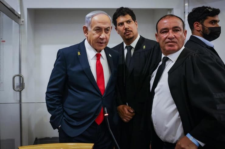 רה"מ בנימין נתניהו נכנס לאולם הדיונים על מנת לתת את עדותו בתיקי אלפים