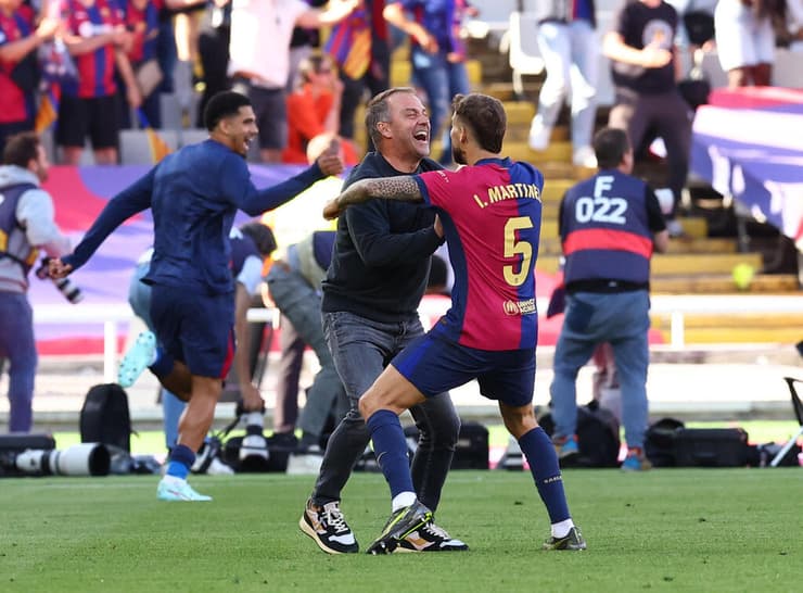 4 מ-4 מול ריאל. פליק חוגג בקלאסיקו (REUTERS/Albert Gea) מאמן ברצלונה האנזי פליק חוגג עם איניגו מרטינס