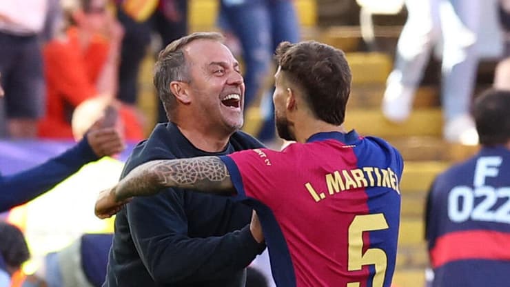 מאמן ברצלונה האנזי פליק חוגג עם איניגו מרטינס