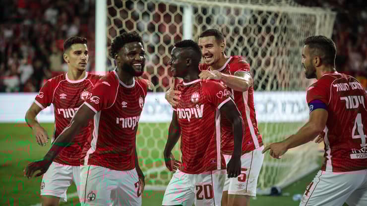קאנגווה והאדומים חוגגים מול מכבי חיפה (צילום: עוז מועלם) הפועל באר-שבע קינגס קאנגווה מכבי חיפה