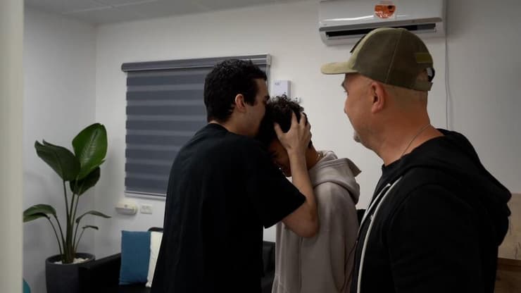  סמ״ר עידן אלכסנדר במפגש המרגש עם משפחתו בנקודת הקליטה הראשונית