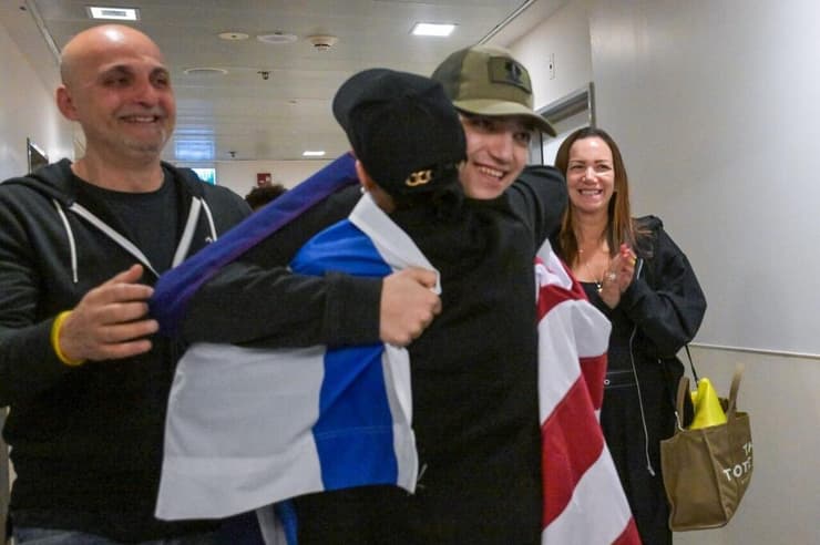 עידן אלכסנדר נפגש עם בני משפחתו לראשונה בבית החולים איכילוב