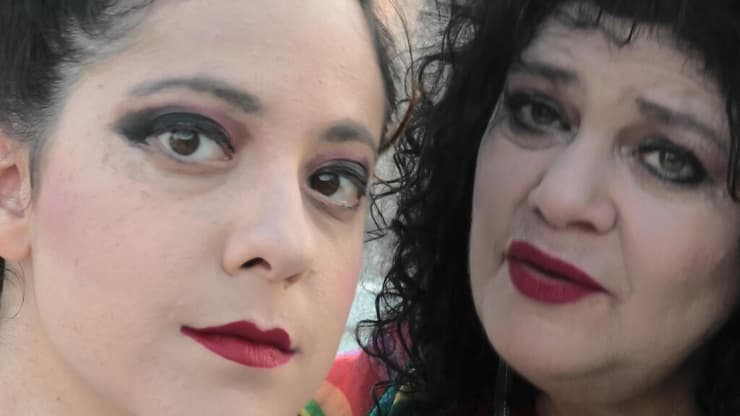 דפנה ואלה ארמוני. "ניסיתי להיות ההפך ממסקנה, שאף אחד לא ירחם עליי" (צילום: אלה ארמוני, באדיבות הוט 8 ודוקאביב) דפנה ואלה ארמוני. "ניסיתי להיות ההפך ממסקנה, שאף אחד לא ירחם עליי"