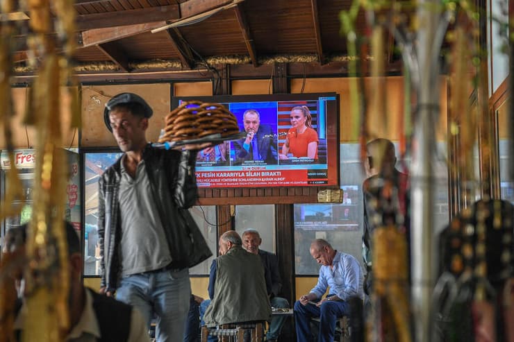 טורקיה התפרקות המחתרת הכורדית PKK צופים בדיווחים דיארבקיר