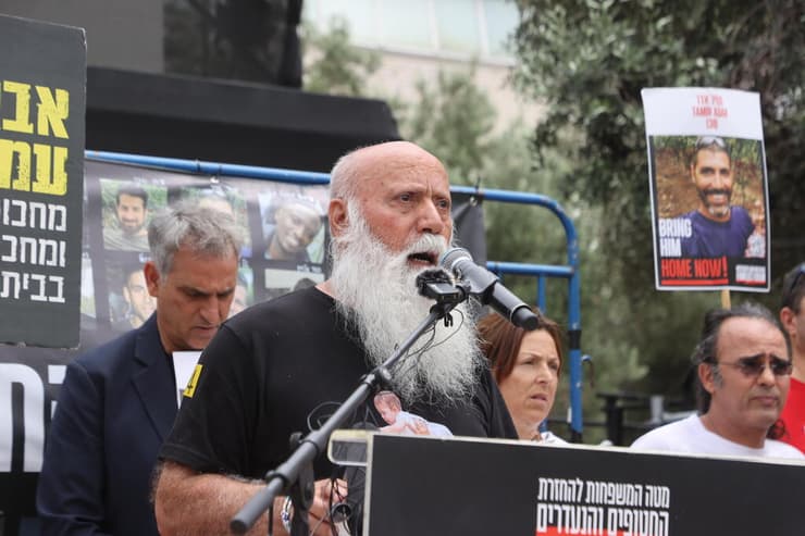 דני מירן, אביו של עמרי מירן, בהצהרה בכיכר החטופים לקראת  שחרור של עידן אלכסנדר