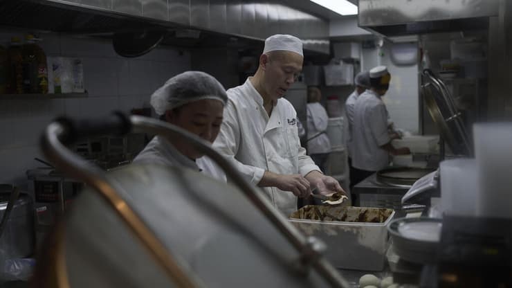 פנג יונג עובד במטבח בדורנייל