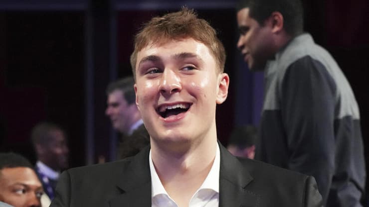 קופר פלאג בזמן הכרזת הזוכה בדראפט לוטרי