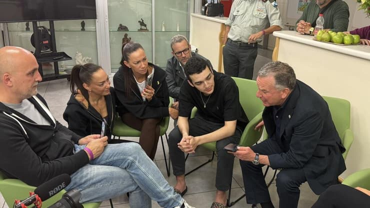  עידן אלכסנדר עם סטיב וויטקוף בבית החולים איכילוב