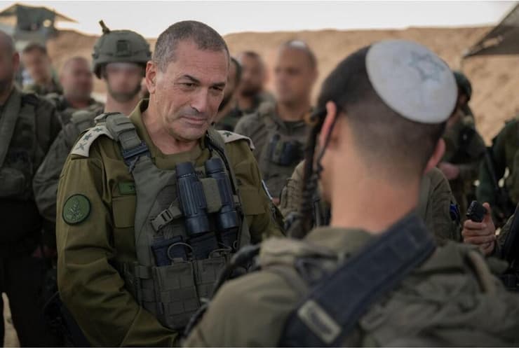 הרמטכ"ל מבקר חיילים חרדים. "היום כל התפיסות הליברליות הן השולטות בצה"ל" (צילום: דובר צה"ל) הרמטכ"ל אייל זמיר עם לוחמי הגדוד החרדי