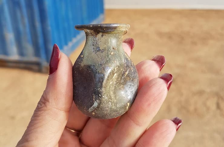 בחפירה נמצאו גם כלי זכוכית, תכשיטים מאבן אלבסטר, וצמידי ברונזה