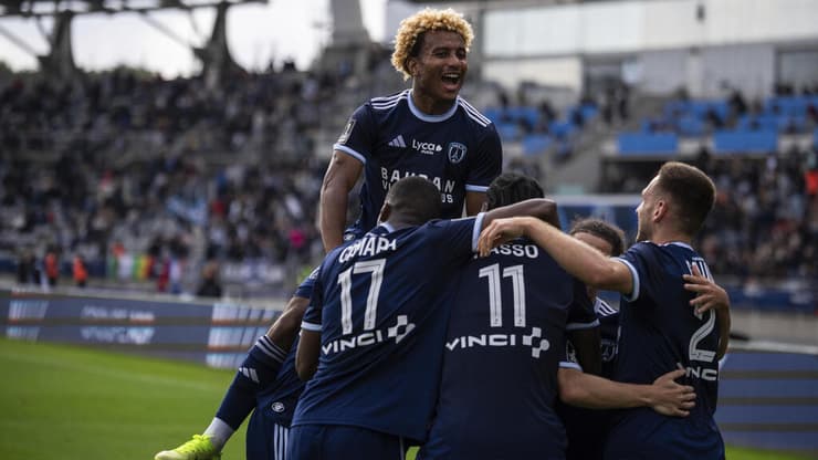 שחקני פריז FC חוגגים 