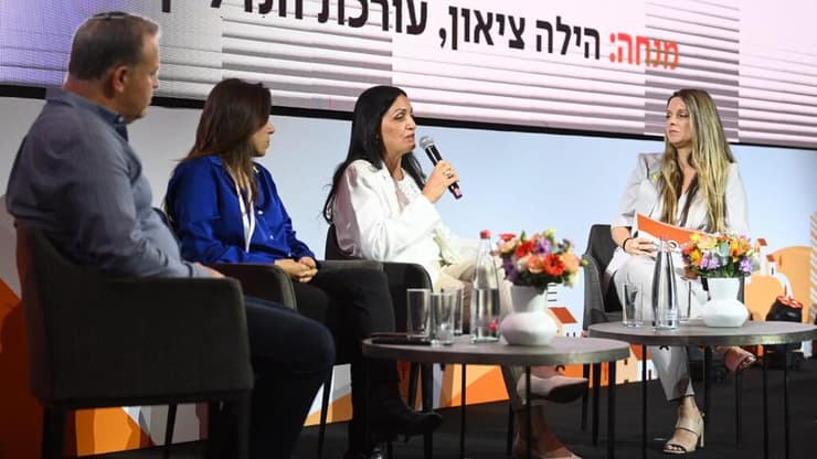 משמאל לימין: אלעזר במברגר, רונית אשד-לוי, פנינה אלה והילה ציאון (צילום: יאיר שגיא) משמאל לימין: אלעזר במברגר, רונית אשד-לוי, פנינה אלה והילה ציאון