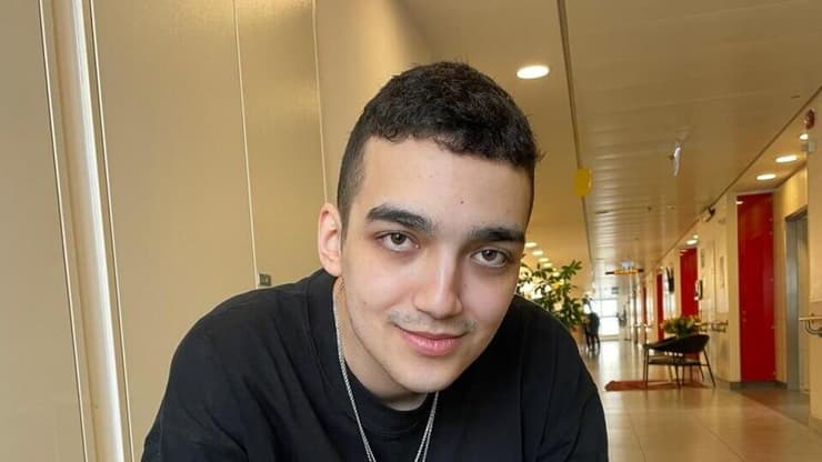 שורד השבי עידן אלכסנדר עם שרשרת שהעניק לו  סטיב וויטקוף שהיתה שייכת לבנו המנוח