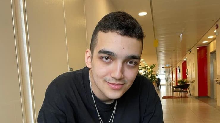 שורד השבי עידן אלכסנדר עם שרשרת שהעניק לו  סטיב וויטקוף שהיתה שייכת לבנו המנוח