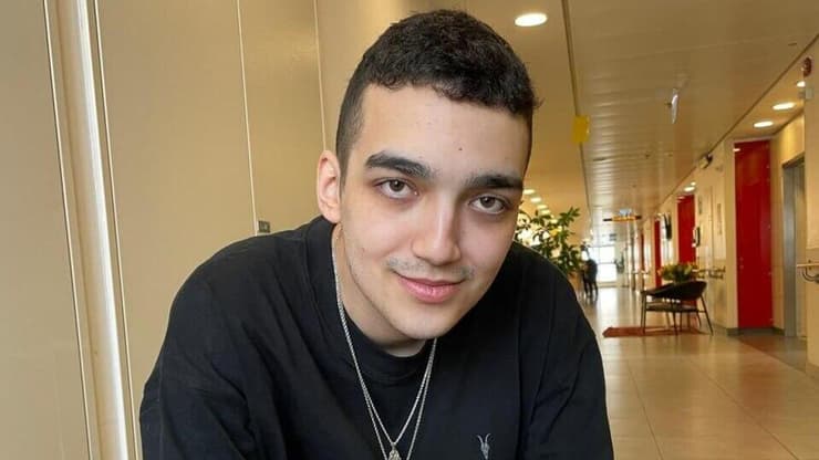 עידן אלכסנדר בישראל. הכיר בשבי את אחת הדמויות הידועות בחמאס שורד השבי עידן אלכסנדר עם שרשרת שהעניק לו סטיב וויטקוף שהיתה שייכת לבנו המנוח