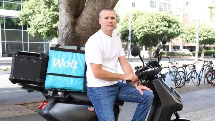 שי שר, מורה שמשלים הכנסה כשליח וולט