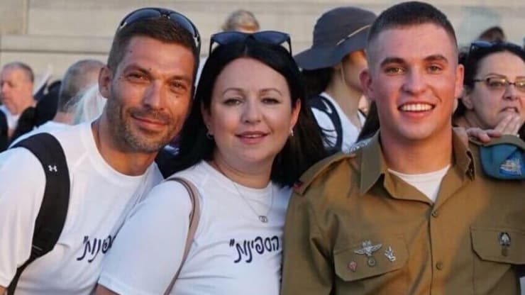 סגן יונתן גוטין ז"ל עם הוריו, אלה ואלכס