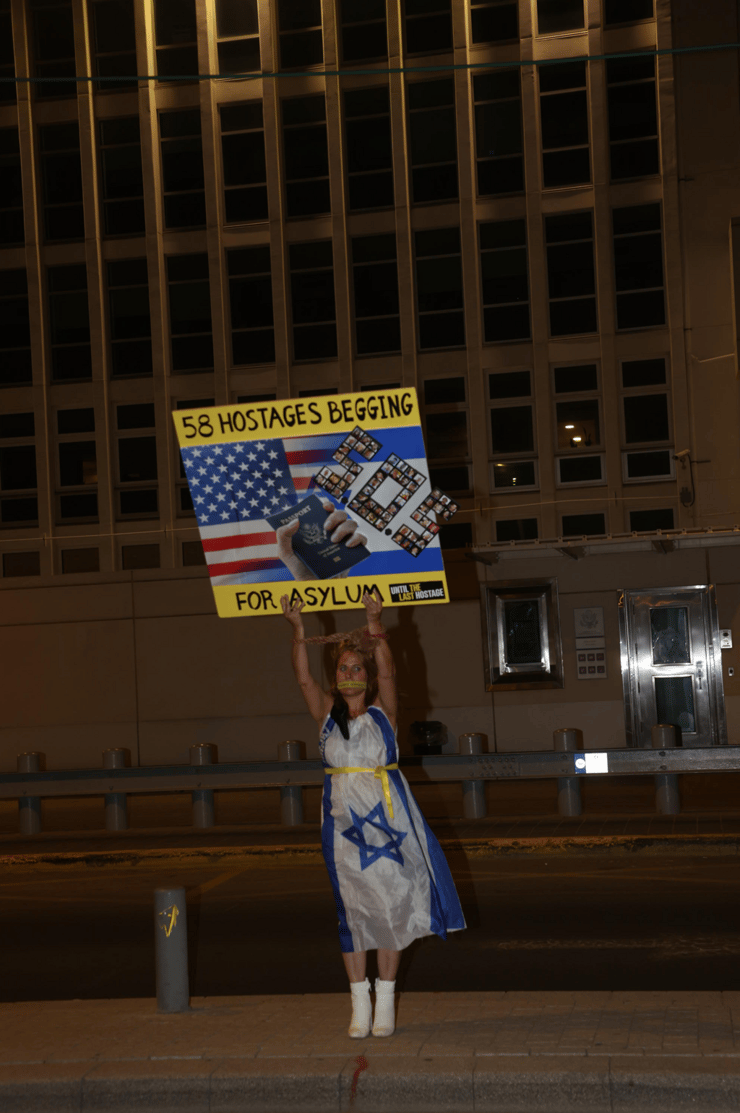 צעדת מחאה מכיכר הבימה לשגרירות ארה"ב בקריאה להחזיר את החטופים