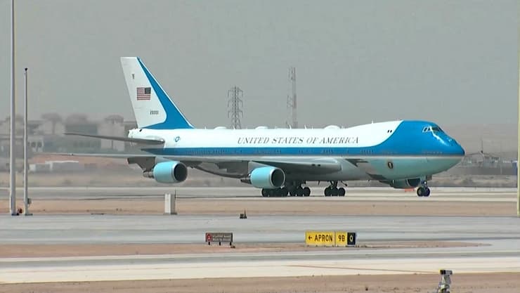 ה"אייר פורס 1" של טראמפ. ייפגש בו עם בכירי קטאר (צילום: REUTERS/Reuters TV) מטוסו של טראמפ נוחת בריאד