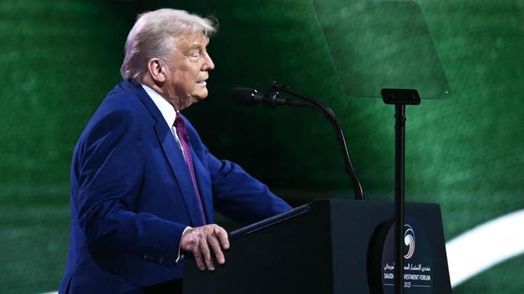 "תושבי עזה ראויים לעתיד טוב יותר". טראמפ על הבמה הערב בריאד (צילום: Brendan SMIALOWSKI / AFP) נשיא ארה"ב דונלד טראמפ ויורש העצר הסעודי מוחמד בן סלמאן בהצהרה משותפת