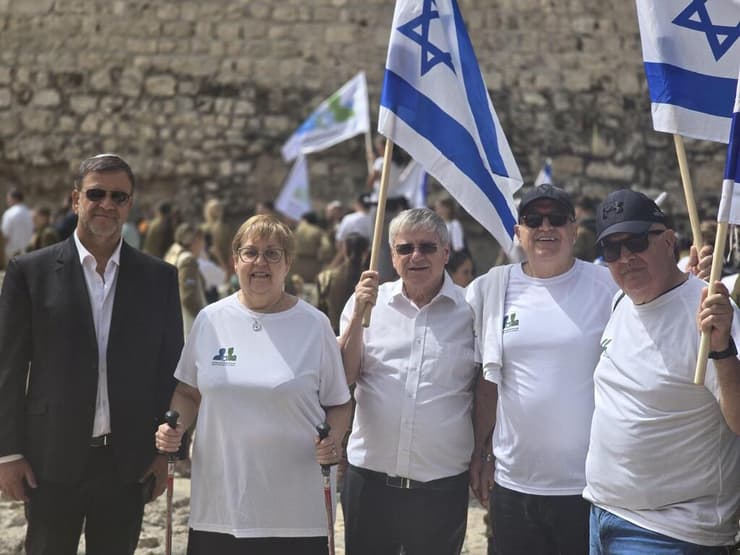 מימין לשמאל: איש העסקים ראובן פרץ, רו"ח משה פרץ, רו"ח ראובן שיף, מיכאלה שיף, עו"ד חיים אברג'יל (צילום: יח"צ עמותת אח גדול) מימין לשמאל: איש העסקים ראובן פרץ, רו"ח משה פרץ, רו"ח ראובן שיף, מיכאלה שיף, עו"ד חיים אברג'יל
