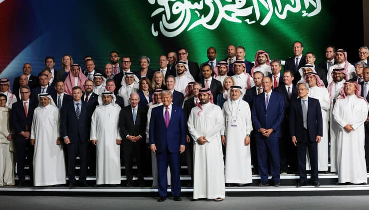 לצד יורש העצר הסעודי בן סלמאן בביקור בסעודיה, 13 במאי