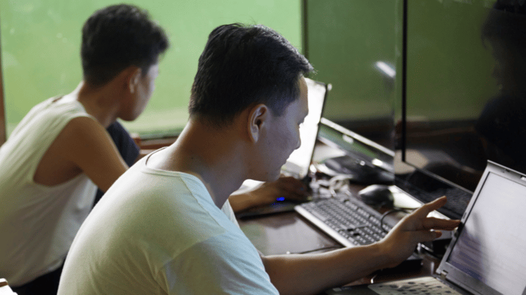 האקרים צפון קוריאנים משתמשים במחשבים