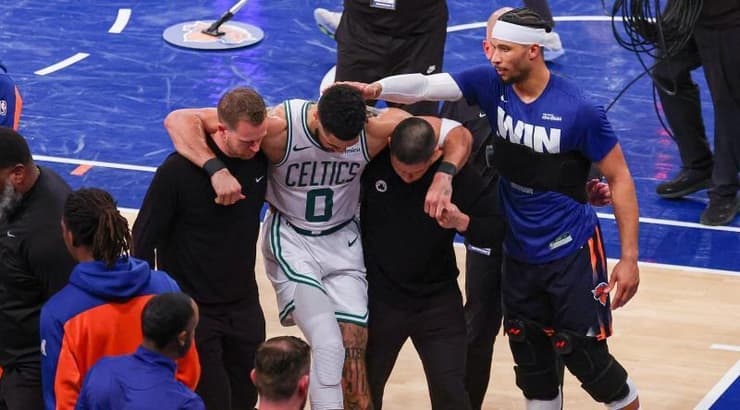 ג'ייסון טייטום יורד מהמגרש (רויטרס) ג'ייסון טייטום יורד מהמגרש