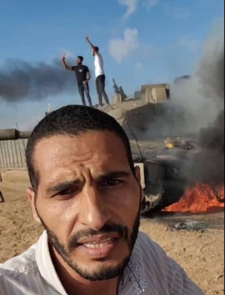 אסלייח ב-7 באוקטובר - ליד טנק בוער סמוך לגבול (צילום: דובר צה"ל ) מחבל חמאס עבד אל פתאח מחמד אצליח שחוסל בבית החולים "נאצר"