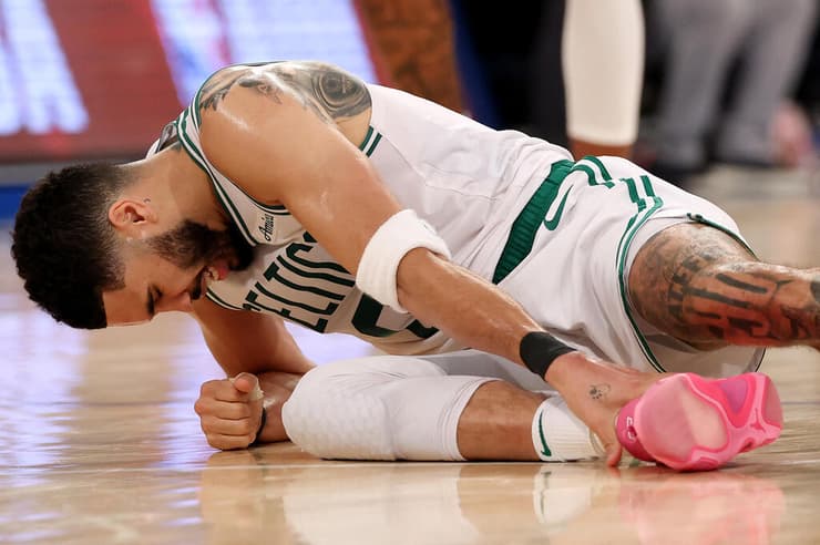 פציעה שוברת לב. טייטום (צילום: ELSA / GETTY IMAGES NORTH AMERICA / AFP) טייטום